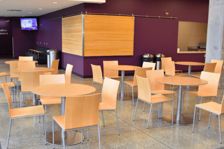 A room with tables and chairs

AI-generated content may be incorrect.